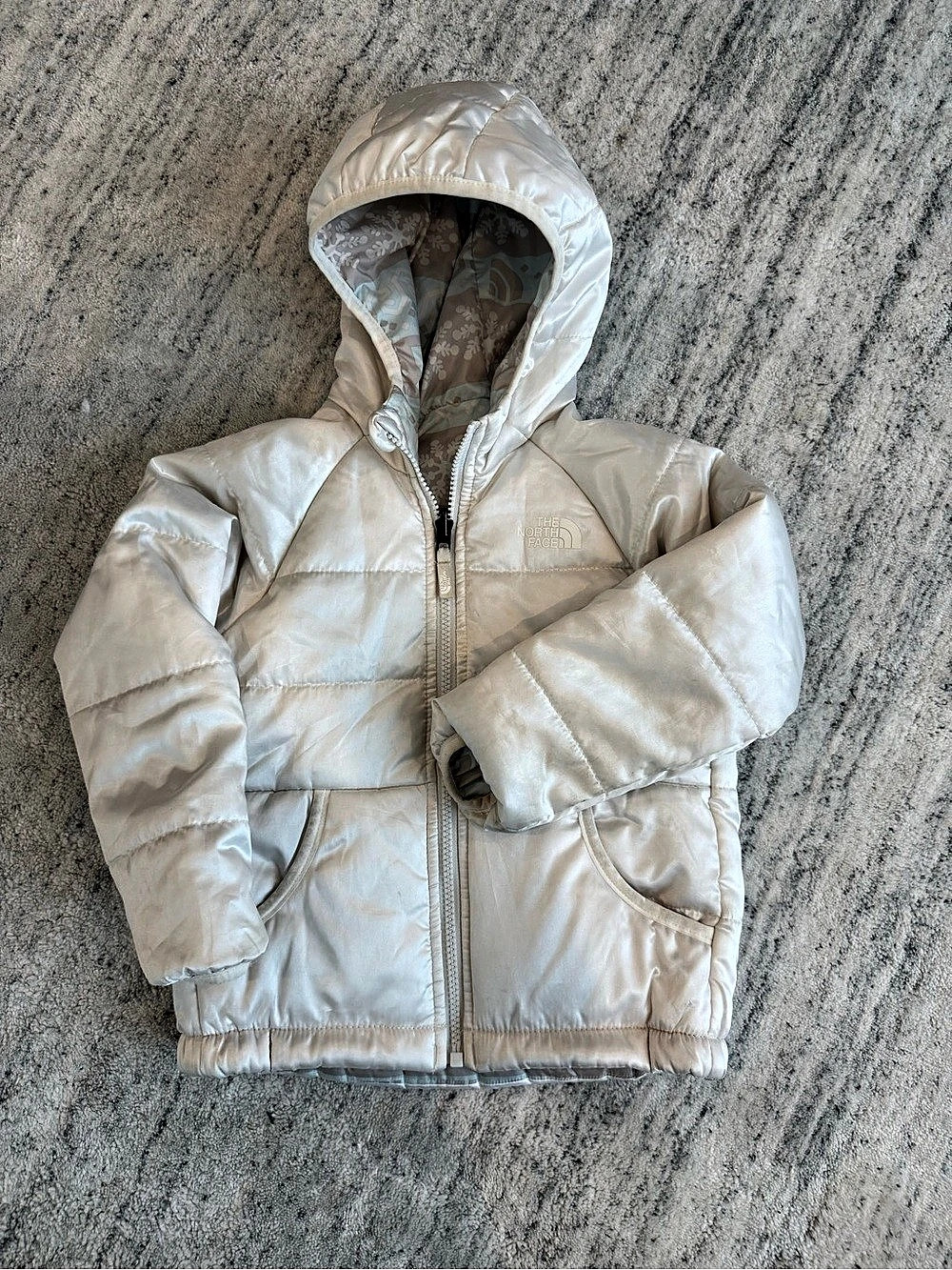 The North Face Reversible Perrito Hooded Jacket White & Snowflake Print. Size 5/